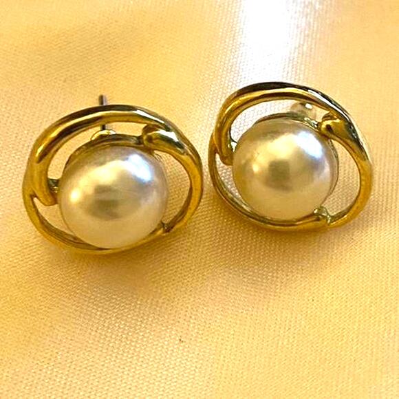 Vintage Lot of 3 pairs of earrings Two clip on earrings one pair of ear pierced - Picture 6 of 6